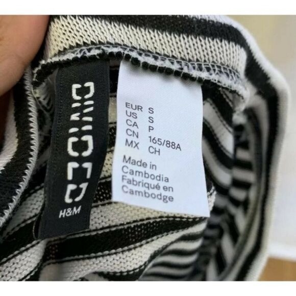 Divided H&M Cropped Lightweight Sweater S Knit Top B&W Pullover Mall Goth Stripe - Picture 7 of 7